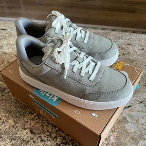 KIZIK Prague BNIB Youth size 4
